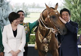 安倍首相：「黄金の馬」を観賞