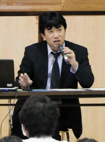 投票体験 選挙身近に…福山・東中で出前授業 2015年10月24日