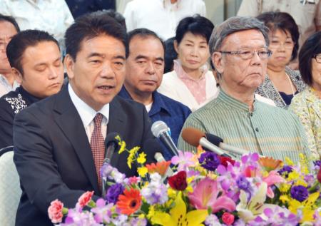 選挙:沖縄・宜野湾市長選 志村氏が出馬表明 知事同席 辺野古移設「断固反対」