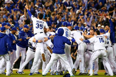 ロイヤルズが２年連続Ｗシリーズ Ｂジェイズ下し、４勝２敗