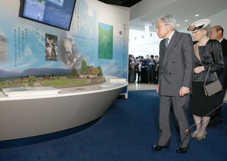 天皇、皇后両陛下：イタイイタイ病資料館を初見学