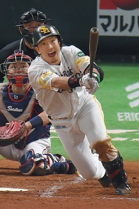 鷹・松田、内川の手袋しのばせプレー「残りの試合も一緒に闘います」