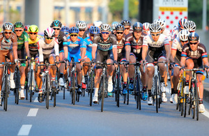 埼玉）クリテリウム、沿道も過熱 自転車レース開催