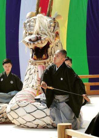 市川海老蔵さん：京都・鴨川で舞踊 歌舞伎発祥の地