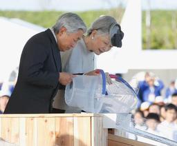 海づくり大会でヒラメ稚魚放流 富山訪問中の両陛下