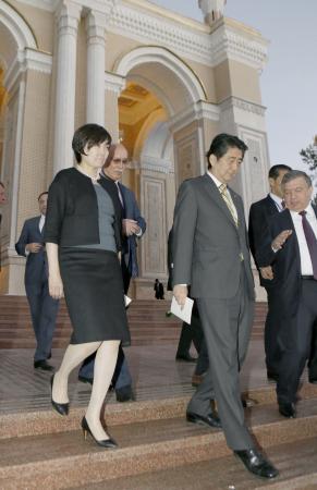 首相、ウズベクの劇場視察 日本人抑留者が建設