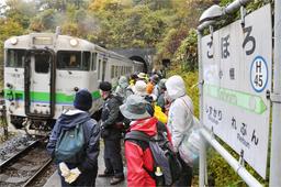 「日本一の秘境駅」を堪能 北海道・豊浦町がＪＲ小幌駅ツアー