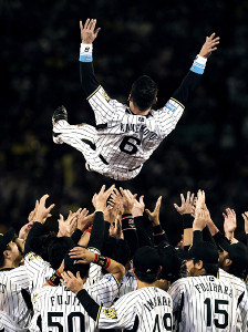 鉄人ナンバー復活！阪神・金本監督、背番号「６」へ最終調整