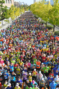 山中さんもジミーさんも 大阪マラソンに健脚3万2千人