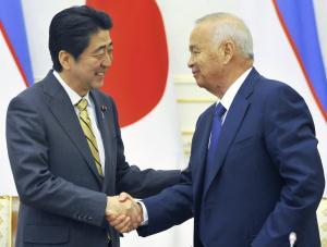 人材育成など協力、日本とウズベク首脳共同声明