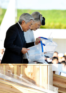 2015年10月26日 ヒラメの稚魚を放流される天皇、皇后両陛下