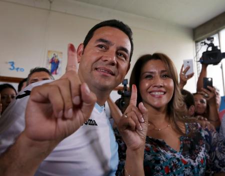 グアテマラ大統領選、元コメディアンのモラレス氏が当確