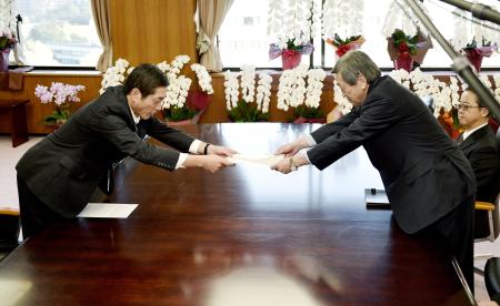 経産相に再稼働同意報告 愛媛知事、伊方３号機