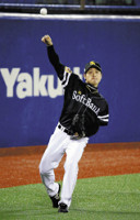 2015年10月27日 キャッチボールで調整する中田＝大原一郎撮影