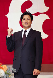 由伸新監督が会見 阿部、坂本、長野にゲキ