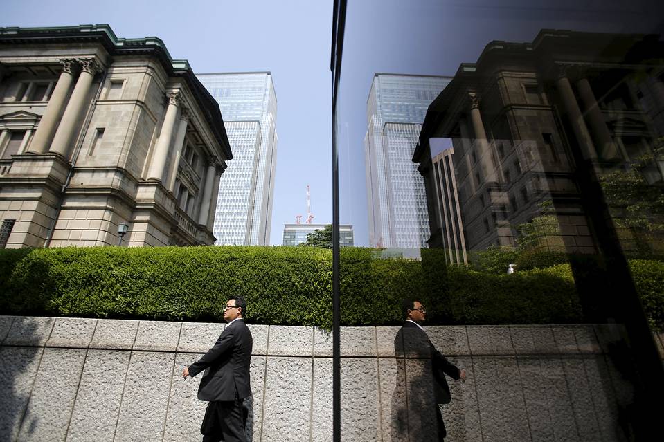 日銀、追加緩和を議論へ 物価上昇めざし賃上げ促す構想