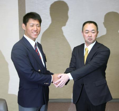 巨人指名の桜井「２桁勝利狙う」 あいさつで背番号２１提示