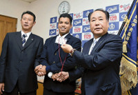 日隈投手「夢は新人王」 ヤクルト指名あいさつ 2015年10月29日