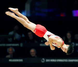 主軸の失敗を白井ら若手がカバー 体操日本、総合力のＶ