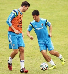 ハーフナーに日本代表招集の文書 サッカー、オランダのデンハーグ