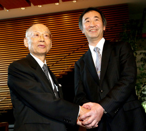 基礎研究に政府支援=ノーベル賞の大村、梶田氏に—安倍首相