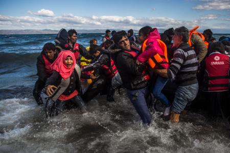 難民船事故相次ぎ１１人死亡 ギリシャ沖、悪天候で
