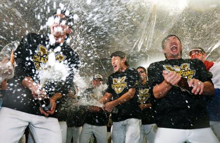 ソフトバンク３度目の祝勝会、王会長「日本一の戦いをしてくれた」