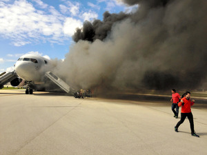 米フロリダで旅客機火災 １５人負傷、空港は一時閉鎖