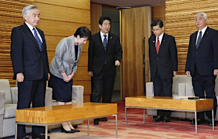 安倍首相が19年ぶり閣議の司会