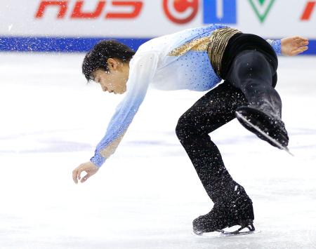 羽生ＳＰ６位 ジャンプミス「得点０」 村上が首位