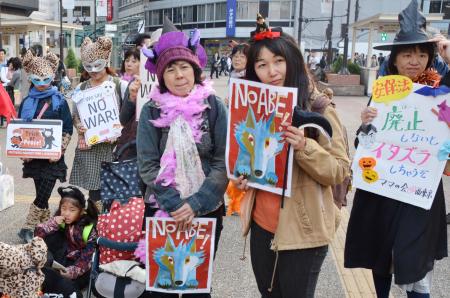 市民団体、仮装で安保法反対集会 廃止訴える