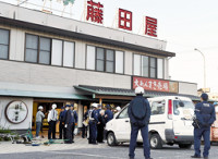 知立の和菓子店に車 ７人重軽傷 2015年11月01日