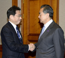 日韓外相「関係前進が重要」＝首脳会談の事前協議