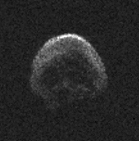 小惑星、地球近くを通過 死んだ彗星、頭蓋骨の形