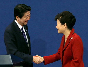 歴史認識、なお温度差 ３年半ぶりの日中韓首脳会談