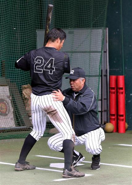 阪神掛布２軍監督が始動 即席サイン会にファン殺到