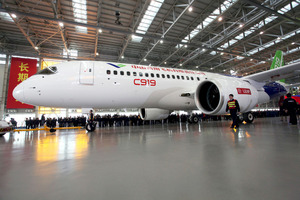 中国初の国産旅客機が完成 欧米企業の受注独占に対抗