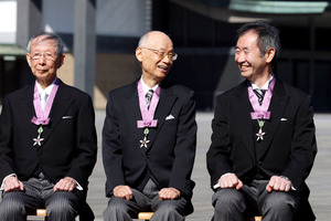 文化勲章親授式 ノーベル賞の大村さんは胸ポケットに妻の写真