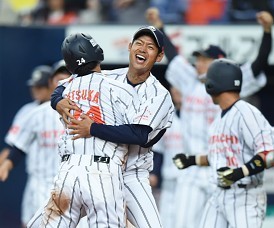 日立製作所サヨナラ勝ち 元ロッテ荻野が勝ち星