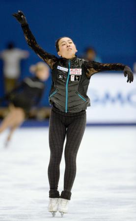 真央、貫禄のＳＰ首位！２季ぶり舞台で究極ジャンプ魅せた