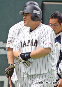 日本代表の４番中村剛也内野手（３２＝西武）が２回の第１打席で右手に死球を受け途中交代した。