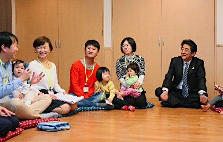 首相「妊娠・出産の負担軽減策検討」 子育て施設視察