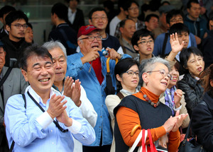 大阪市長選：新人候補４人 街頭で対決呼びかける演説