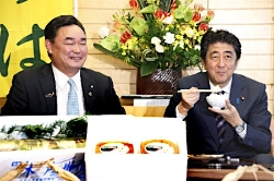 楢葉のサケ「味わい深い」＝首相
