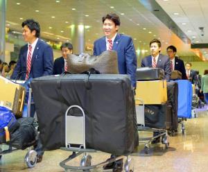 小久保監督「体調管理気をつけて」侍日本が台湾到着