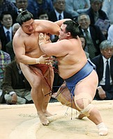 大声援で一気の攻め＝琴奨菊、嘉風を圧倒－大相撲九州場所３日目