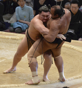 白鵬４連勝、琴奨菊も圧勝…遠藤は初白星 2015年11月11日 18時09分
