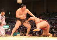 【大相撲九州場所】 白鵬、立ち合いのはたきに苦笑 わずか０秒７の決着