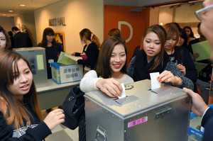模擬大阪府知事選に「一票」 １８歳、有権者意識芽生え