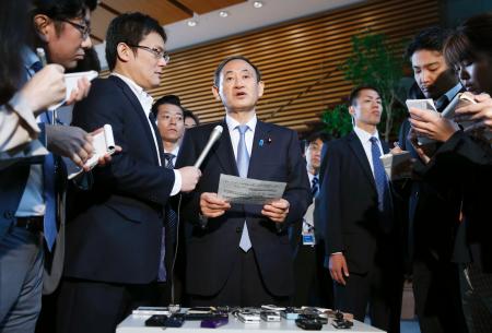 安倍首相、テロ対策強化を指示＝菅長官「邦人被害確認なし」